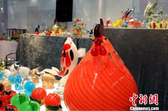 海峡两岸博览会上展出的台湾琉璃作品。　李欣 摄