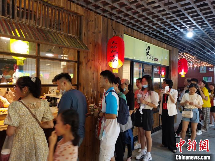 民众排起长龙希望品尝台湾特色小吃大肠包小肠。　钟升 摄