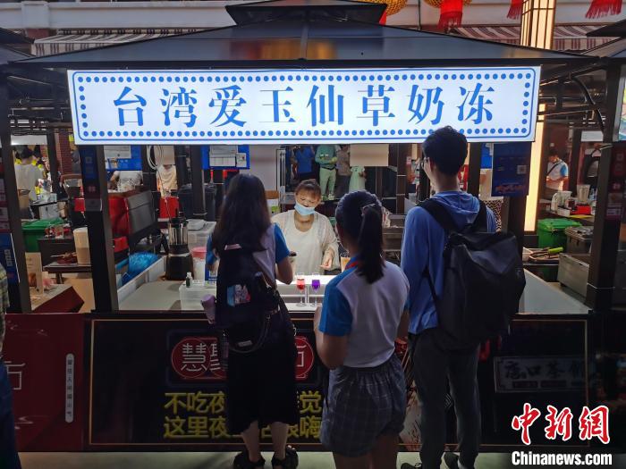 台湾学子逛夜市品台湾美食抚慰乡愁。　钟升 摄