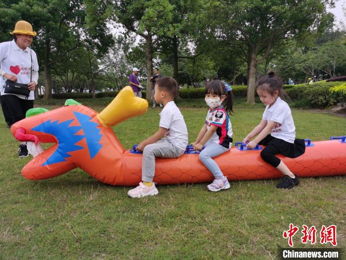两岸婚姻家庭的萌娃们体验旱地龙舟。　钟升 摄