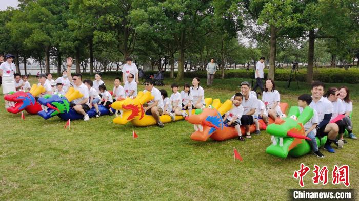 来自两岸的亲人们乘着旱地龙舟“同舟共竞”。　钟升 摄