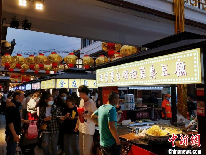 两岸民众排队品尝台湾夜市美食。　钟升 摄