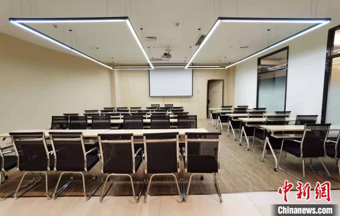 会议室用于举办学术会议、交流活动等。　朱晓颖 摄