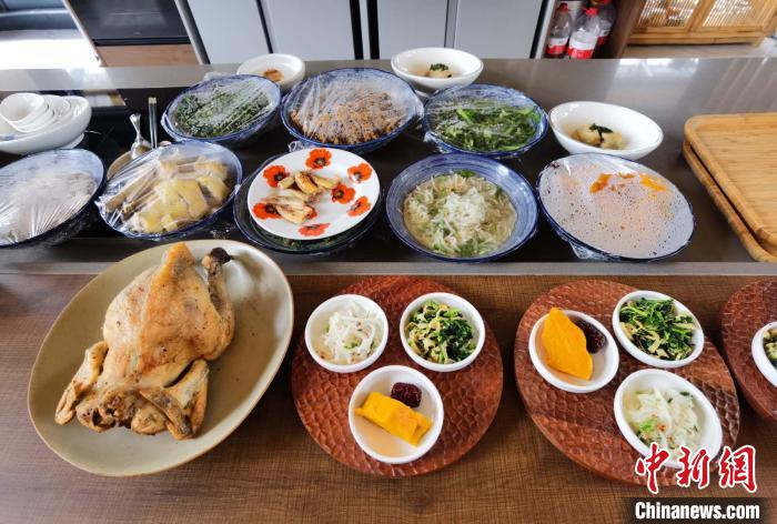 新鲜出炉的菜品。　朱晓颖 摄