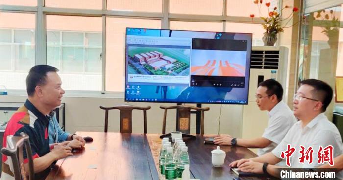 千灯镇党委书记秦微晰带队走访福立旺。千灯镇党群工作局供图