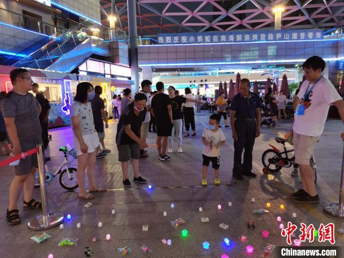 “白领”熊新传当起摊主已是有模有样。　钟升 摄