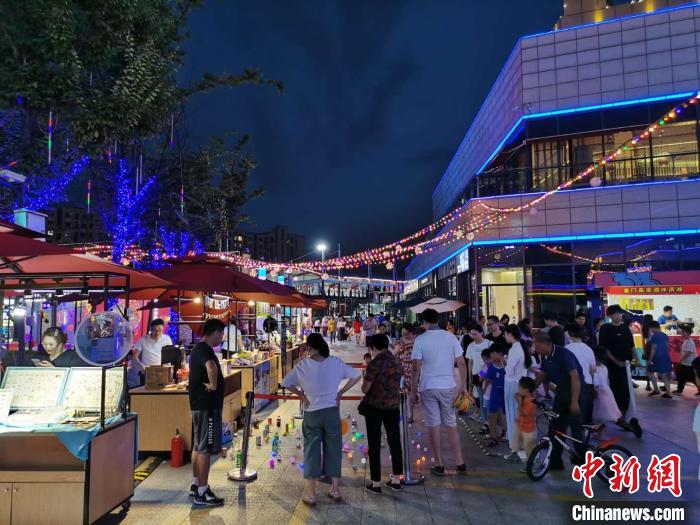 台青夜市吸引了不少市民驻足。　钟升 摄