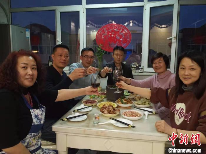张家毓带着妻子和留在山西过年的台湾好友在表弟家吃年夜饭。受访者提供