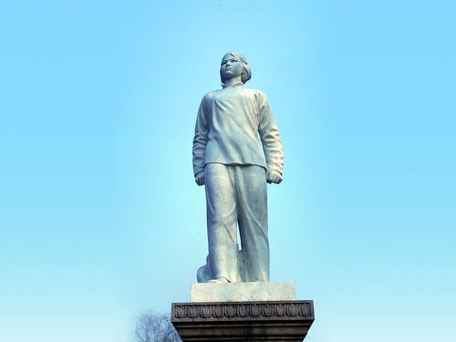 刘胡兰纪念馆  坐落在吕梁市文水县刘胡兰村村南。前身为刘胡兰陵园，现占地面积6.3万平方米，是面积最大全国个人烈士纪念馆，现为全国重点烈士纪念建筑物保护单位。