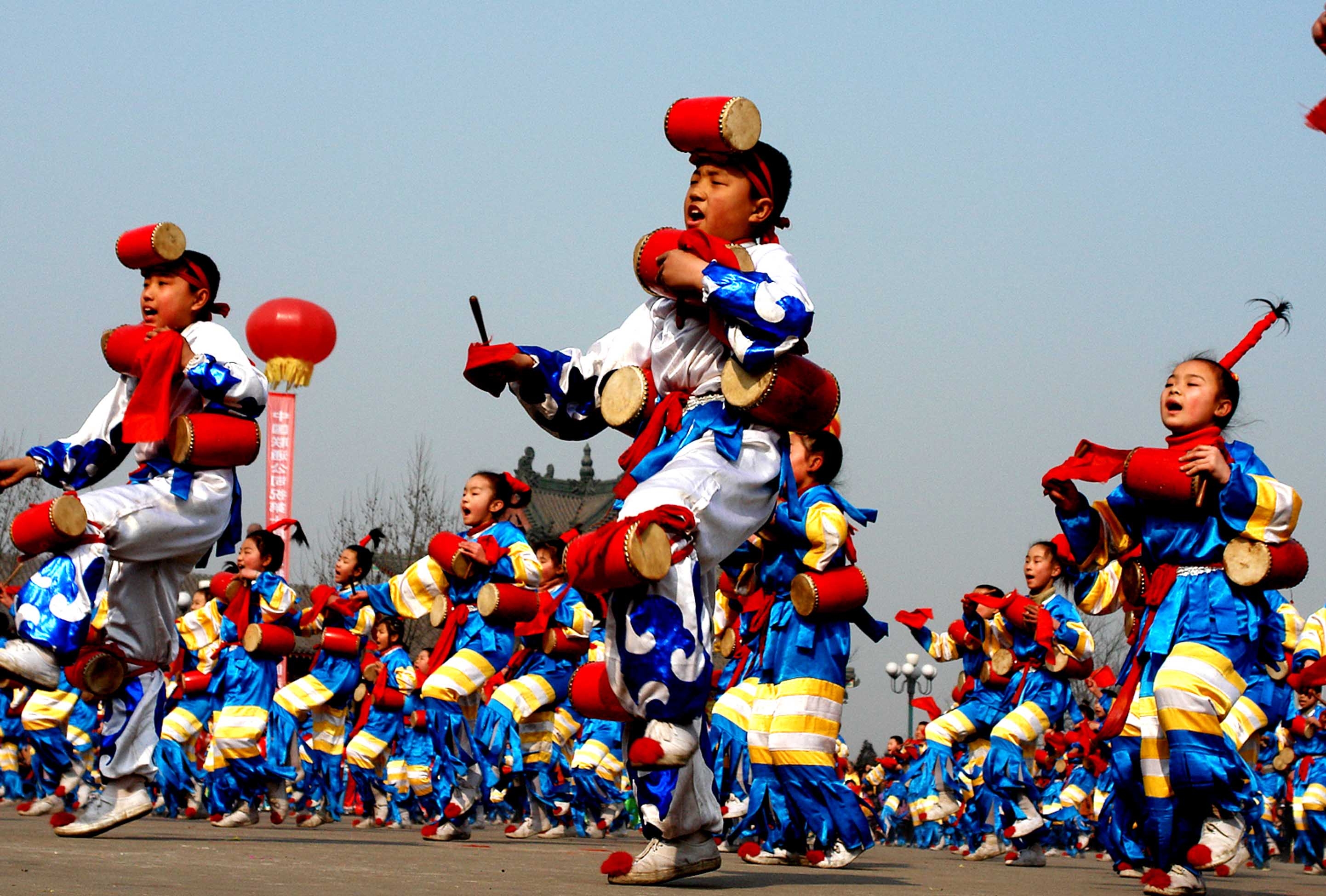 花鼓,形同腰鼓,长约22cm,鼓面直径约12cm,背在身上敲打.