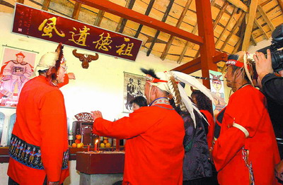两岸高山族永远一家人　数位台湾原住民在邓州祭祖，与南阳台湾村人共话亲情(组图)