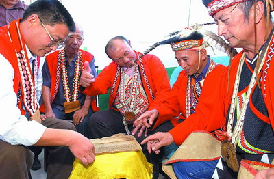 两岸高山族永远一家人　数位台湾原住民在邓州祭祖，与南阳台湾村人共话亲情(组图)