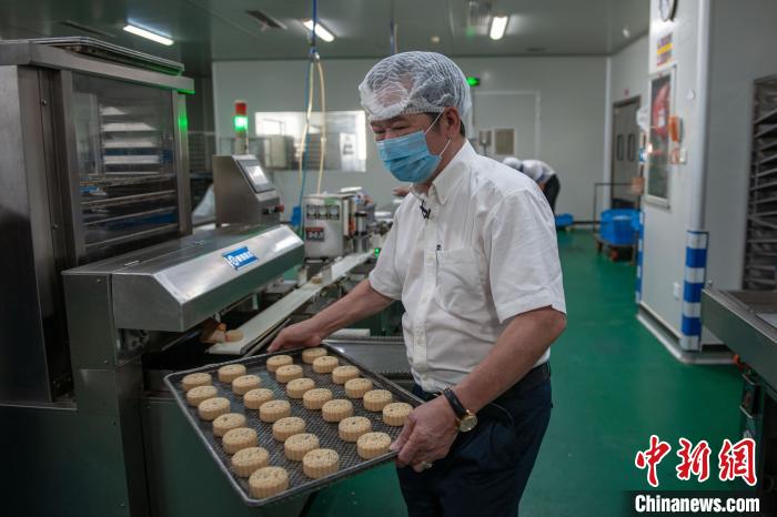 黄金牌正在进行月饼制作。　洪坚鹏 摄