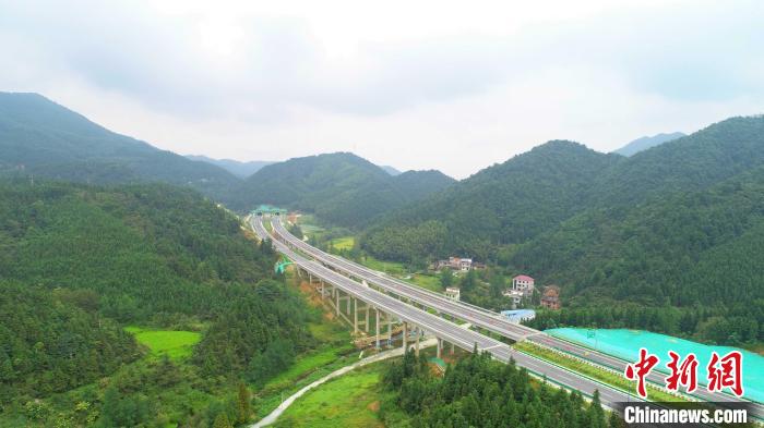 图为风景秀丽的萍莲高速公路 梁学旺 摄