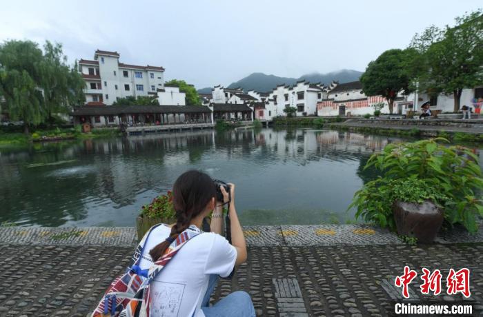 一位台湾青年在龙门古镇进行摄影创作。　王刚 摄