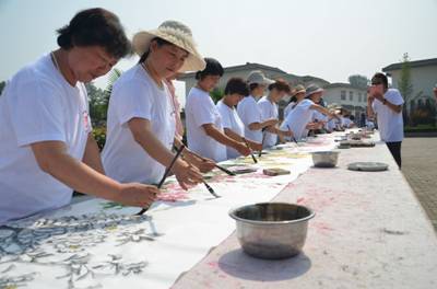 孟津举办农民画师职称颁证仪式暨“百人百米画牡丹”活动