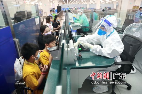 港珠澳大桥边检站民警验放入境澳门籍学童。 作者 王相国