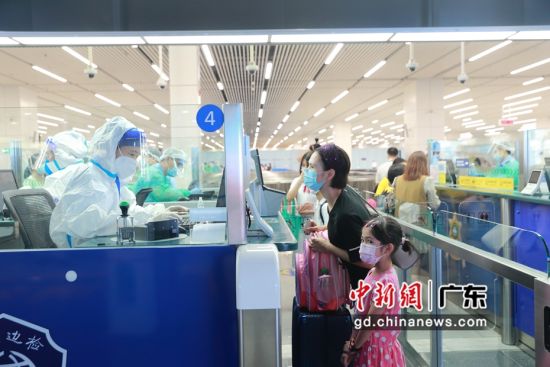 港珠澳大桥边检站民警正在验放入境澳门籍学童。 作者 王相国