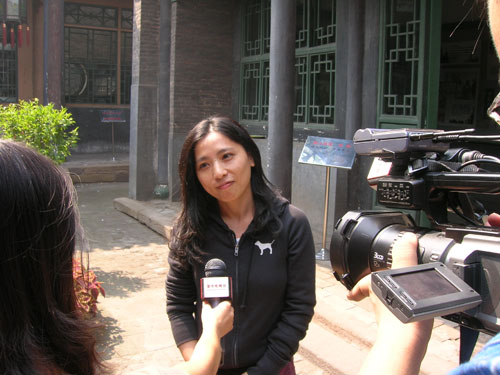 凤凰卫视台湾分公司摄制组在太谷了解孔祥熙生平