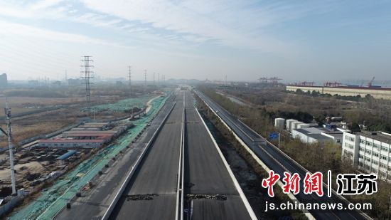 航拍338省道雨花台区段改扩建工程。南京市雨花台区城市精细化建设管理推进办公室供图 航拍338省道雨花台区段改扩建工程。南京市雨花台区城市精细化建设管理推进办公室供图