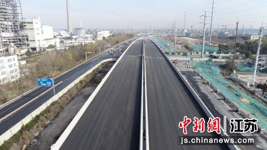 航拍338省道雨花台区段改扩建工程。南京市雨花台区城市精细化建设管理推进办公室供图 航拍338省道雨花台区段改扩建工程。南京市雨花台区城市精细化建设管理推进办公室供图