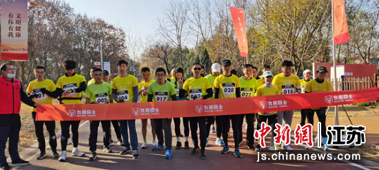 参赛选手集中出发。尹承诚 摄 参赛选手集中出发。尹承诚 摄