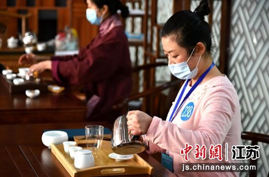 温杯、置茶。 朱志庚 摄 温杯、置茶。 朱志庚 摄