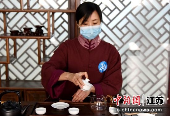 冲泡、沥汤。朱志庚 摄 冲泡、沥汤。朱志庚 摄