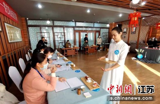 参赛选手上前奉茶,专业评委集体打分。 董献秋 摄 参赛选手上前奉茶,专业评委集体打分。 董献秋 摄