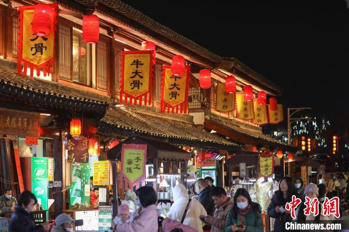 图为市民在街区内游览。　刘力鑫 摄