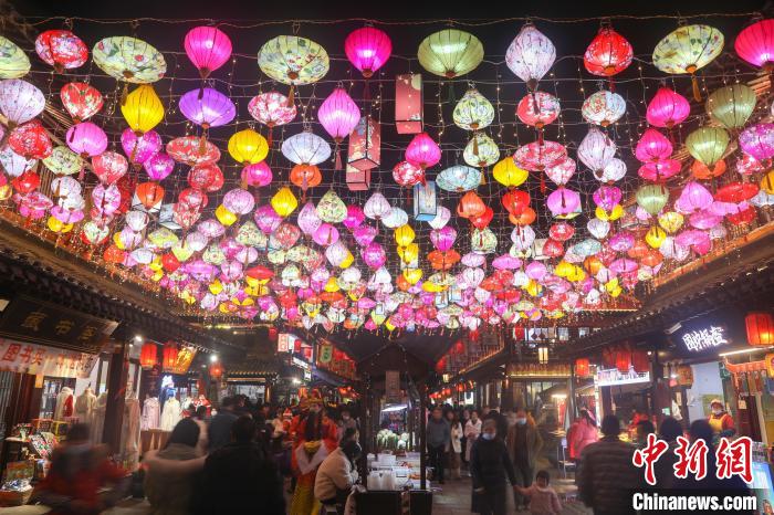 图为市民在美丽的花灯下游览。　刘力鑫 摄