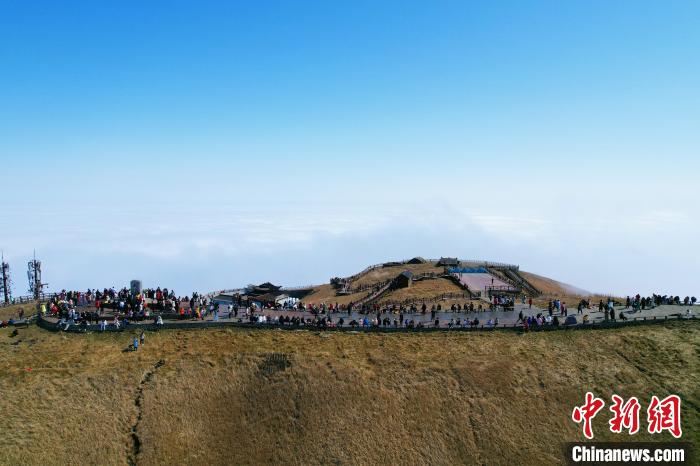 2月5日，新春假期，江西武功山风景名胜区迎来旅游小高峰，美景吸引了近万名游客前来登山游玩。　刘芸池 摄