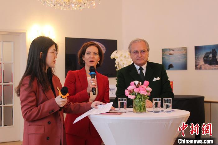 奥地利国家旅游局市场经理沈素馨(Barbara Stark)(左二)发言 苏婧欣 摄