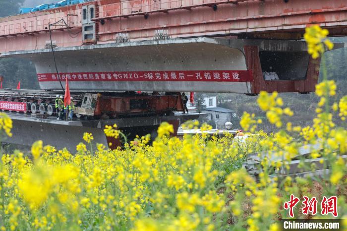 地莪双线大桥箱梁正在架设。 瞿宏伦 摄