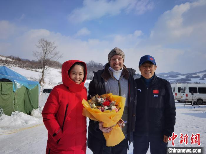 图为老内和导演张艺谋(右)、张末(左)合影。 受访者供图