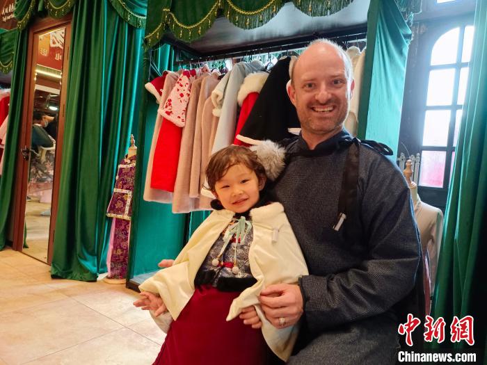 图为老内和儿子一起穿上中国传统服装。 受访者供图