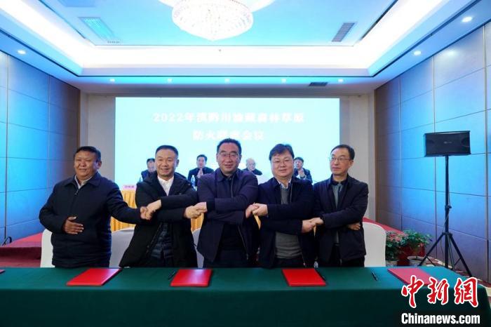 图为《合作协议》签署现场。　王佳纯 摄