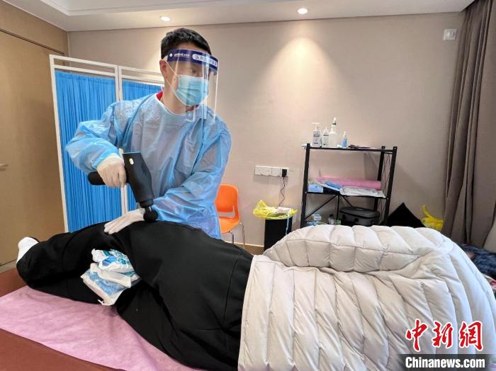 张璐(左)为中国奥运选手提供物理治疗服务 国家体育总局训练局供图