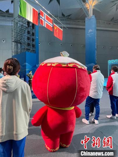 雪容融来到延庆冬残奥颁奖广场观看升旗仪式。　延庆冬残奥颁奖广场运行团队供图