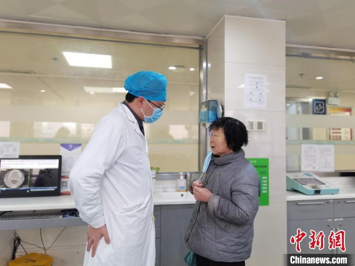 图为黄丞蔚与患者进行交流。　周燕玲 摄