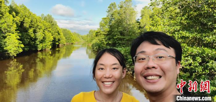 图为黄丞蔚与妻子外出旅游的合照。　受访者供图