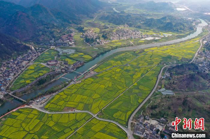 图为贵定金海雪山景区。 瞿宏伦 摄