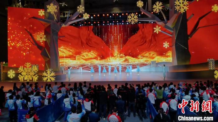 重庆市残疾人演员在北京2022年冬残奥会延庆颁奖广场上表演节目。 重庆市残联供图