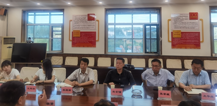 晋中市台港澳办邀请台商赴和顺县李阳镇召开项目座谈会。