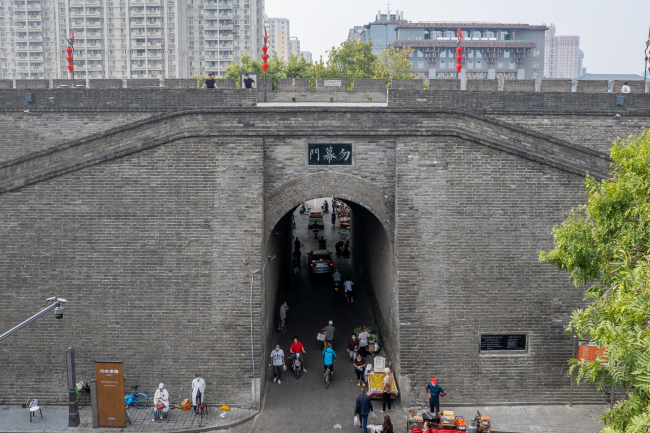 西安恢复古城墙4座城门门楣标识