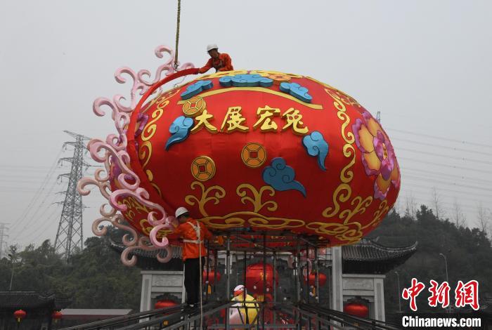 工作人员正在制作大型花灯迎接农历兔年的到来。　周毅 摄