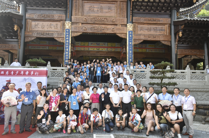 图注：2016年8月15日，21名获得“小岳飞”奖学金的台湾中小学生参访重庆关岳庙。