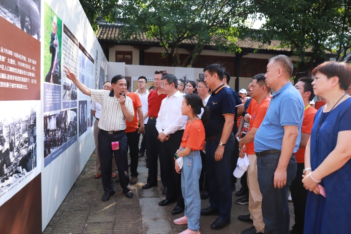 2021年7月，中央台办交流局局长黄文涛和夏令营营员共同观看《重庆关岳庙记忆》大型展览。