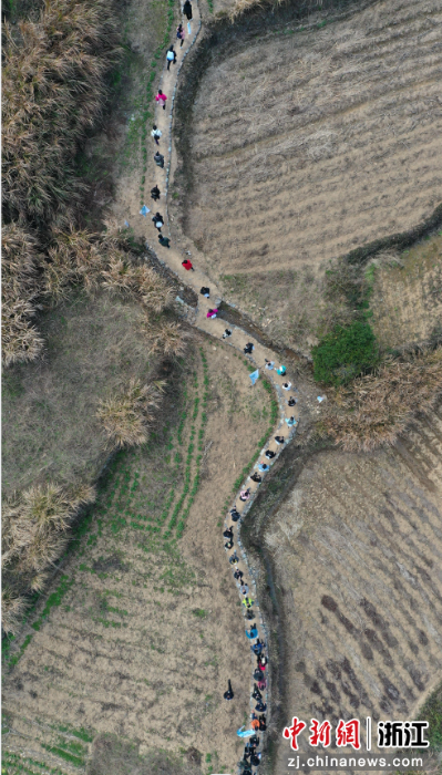 户外运动爱好者穿越台州市仙居县湫山乡叶岩头村的越王古道。（无人机照片） 王华斌（通讯员） 摄