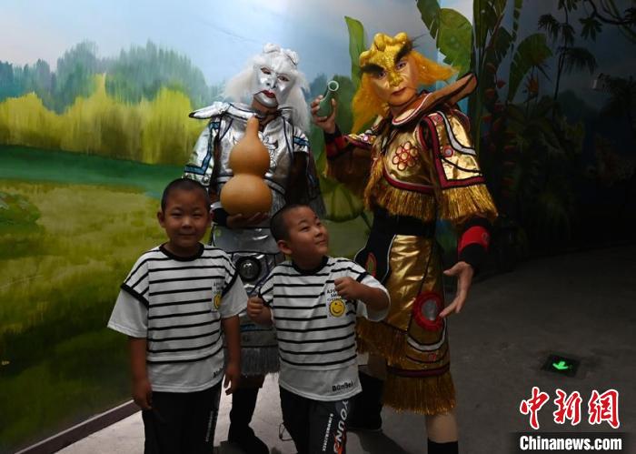 《西游记》中的人物在和观众合影。　张瑶 摄